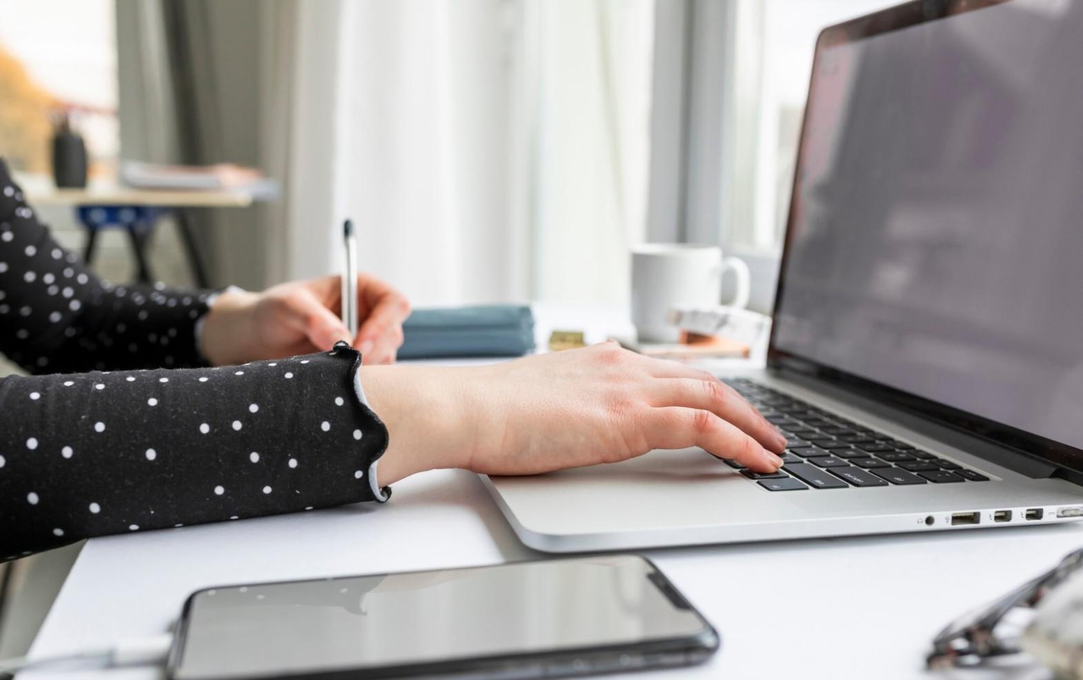 Професійний розвиток та навчання спеціалістів