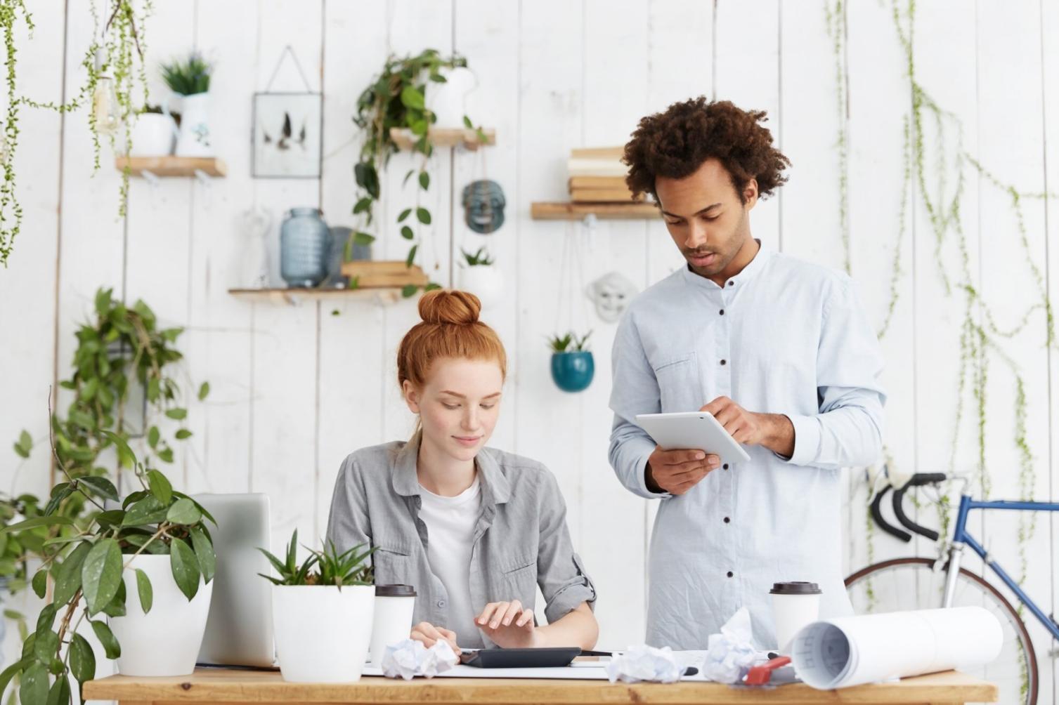 Студенти аналізують маркетингові метрики на ноутбуках